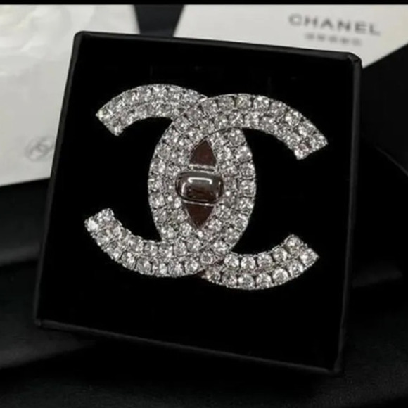 Chanel Interlocking CC Silver Turnlock CZ Brooch Autumn 2022 (CCXX039) - Picture 2 of 6